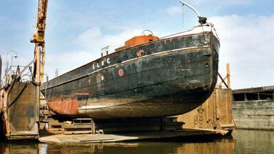 Der Rumpf der ELBE im Dock